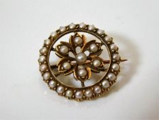 A yellow metal & natural pearl brooch 3.3g