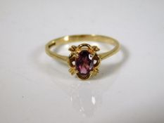 A 9ct gold ring set with garnet 1.7g