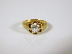 An 18ct gold ring with chased decor to shoulders s