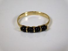 A 9ct gold ring set with ovoid sapphire 1.7g