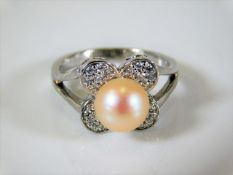 An 18ct white gold pearl & diamond ring 5.3g