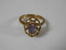 A 9ct gold ring set with amethyst 2.3g