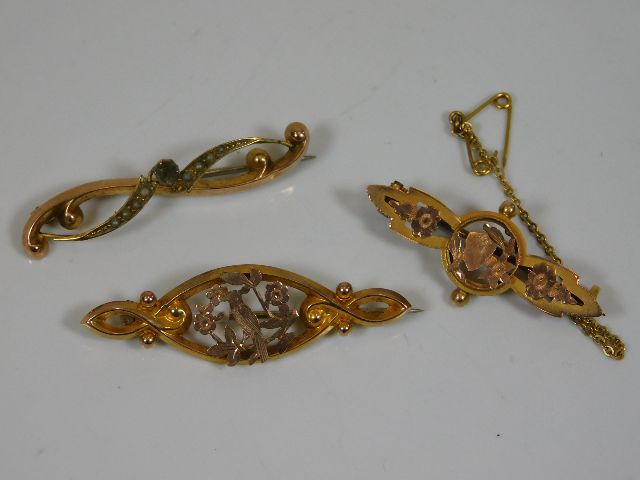 Three 9ct gold brooches with metal pins 6.3g