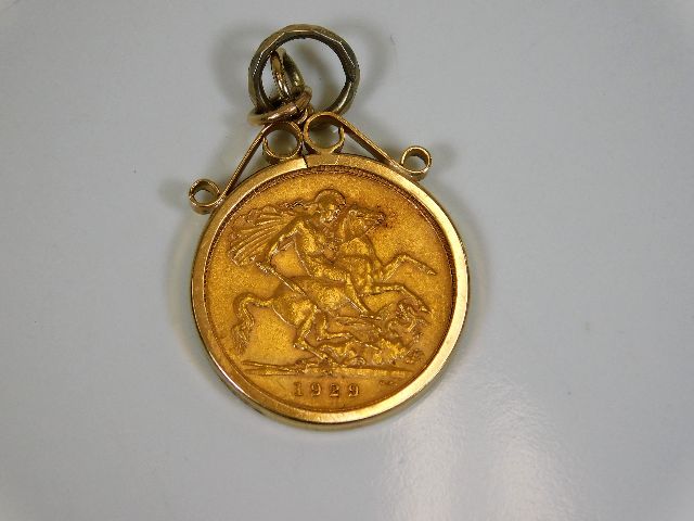 A 9ct gold mounted 1929 22ct full gold sovereign 1