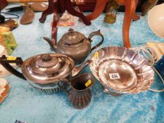 A Goldsmiths & Silversmiths plated bowl twinned wi