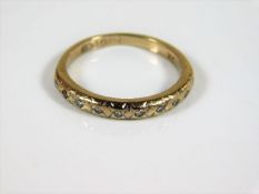 An 18ct gold ring set with small diamonds sie L 2.