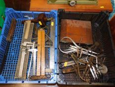 Two trays of various vintage gauges & measuring to