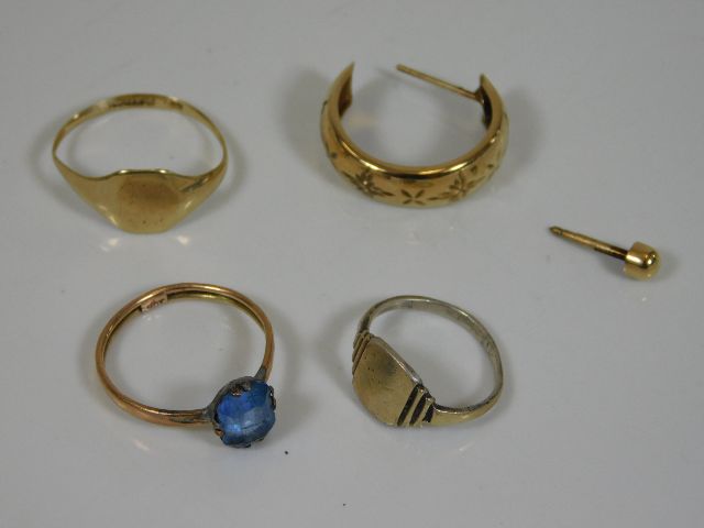 Two 9ct gold rings, one 9ct gold & silver ring, a