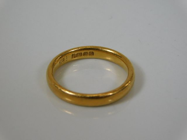 A 22ct gold band L/M 4.7g