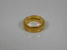 A 22ct gold band size O/P 7.6g