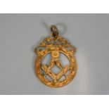 A two tone 9ct gold masonic pendant 2.6g