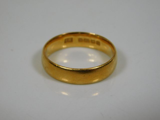 A 22ct gold band 4.5g size L/M