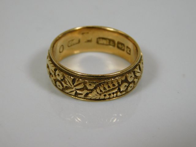 An 18ct gold band with engraved decor size I/J 4.5g