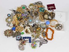 A quantity of costume jewellery