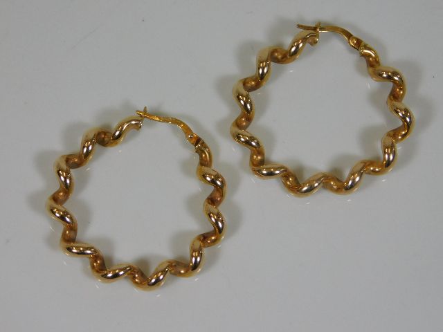 A pair of 9ct gold twist earrings 1.25in diameter