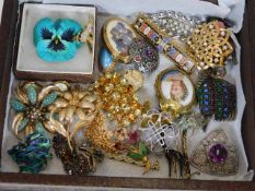 A tray of costume jewellery items