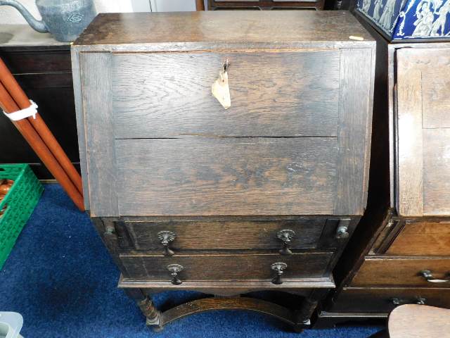 An early 20thC. compact oak bureau