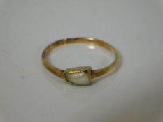 A 14ct gold ring set with child's tooth 1.4g