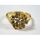 An 18ct gold ring with organic decor set with diam