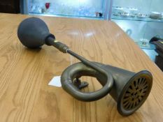 A brass early/mid 20thC. car horn, working