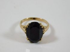 A 9ct gold ring set with garnet 2.7g