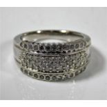 An 18ct white gold ring set with diamond 7.1g size