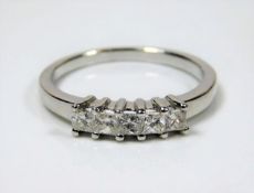 An 18ct white gold diamond ring, princess cut ston