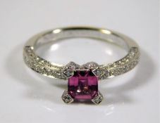 An 18ct white gold diamond & pink sapphire ring 2.9g size L