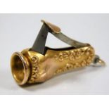 A 14ct gold cheroot cutter with embossed decor 6.3