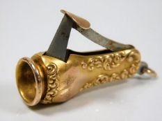 A 14ct gold cheroot cutter with embossed decor 6.3
