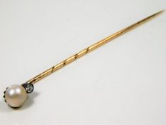 A Victorian yellow metal tie pin set with diamond