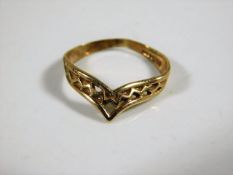 A small 9ct gold ring a/f 1.1g