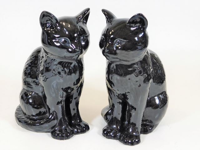 A pair of gloss black Sylvac model cats