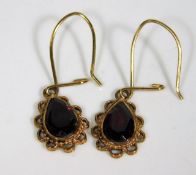 A set of 9ct gold earrings set with garnet 1.8g