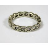 A 9ct gold ring set with white stones 2.7g size H