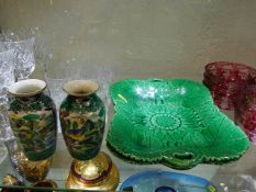Two small Japanese vases & a pair of majolica dish