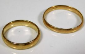 A 9ct gold band twinned with a yellow metal band 5