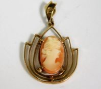 A 9ct gold mounted cameo pendant 1.5g