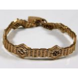 A good quality ladies 9ct gold bracelet with padlo