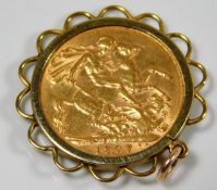 An Edwardian 1907 full gold sovereign within 9ct holder approx. 9.4g