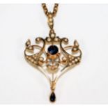 An Edwardian 9ct gold pendant & chain set with sap