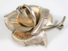 A hallmarked silver rose brooch approx. 19.1g