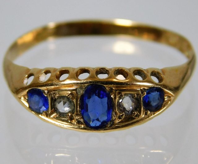An antique 18ct gold sapphire & diamond ring 1.9g