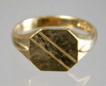 A 9ct gold signet ring 5.6g size W/X