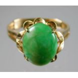 A 14ct gold ring set with jade stone 2.9g size N