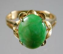 A 14ct gold ring set with jade stone 2.9g size N