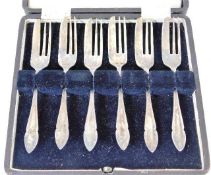 A boxed set of six silver pastry forks 110g