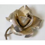 A hallmarked silver rose brooch 19.1g