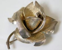 A hallmarked silver rose brooch 19.1g