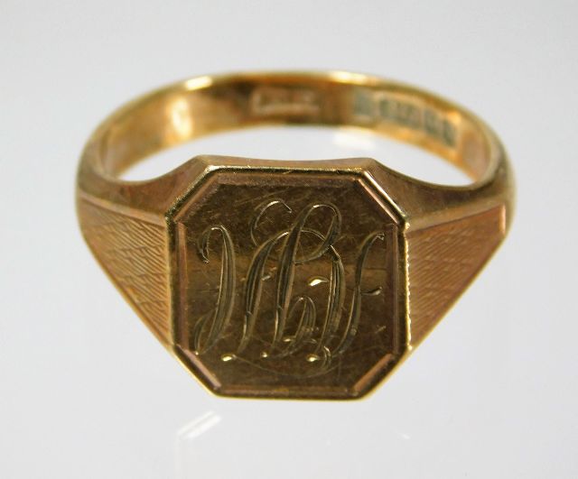 A 9ct gold signet ring 5.9g size S